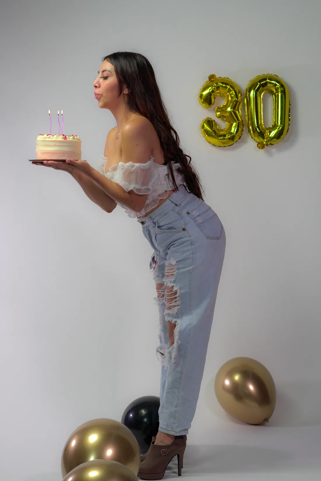 Sesión de fotos de cumpleaños en estudio con top blanco, jeans y globos dorados, toma 77