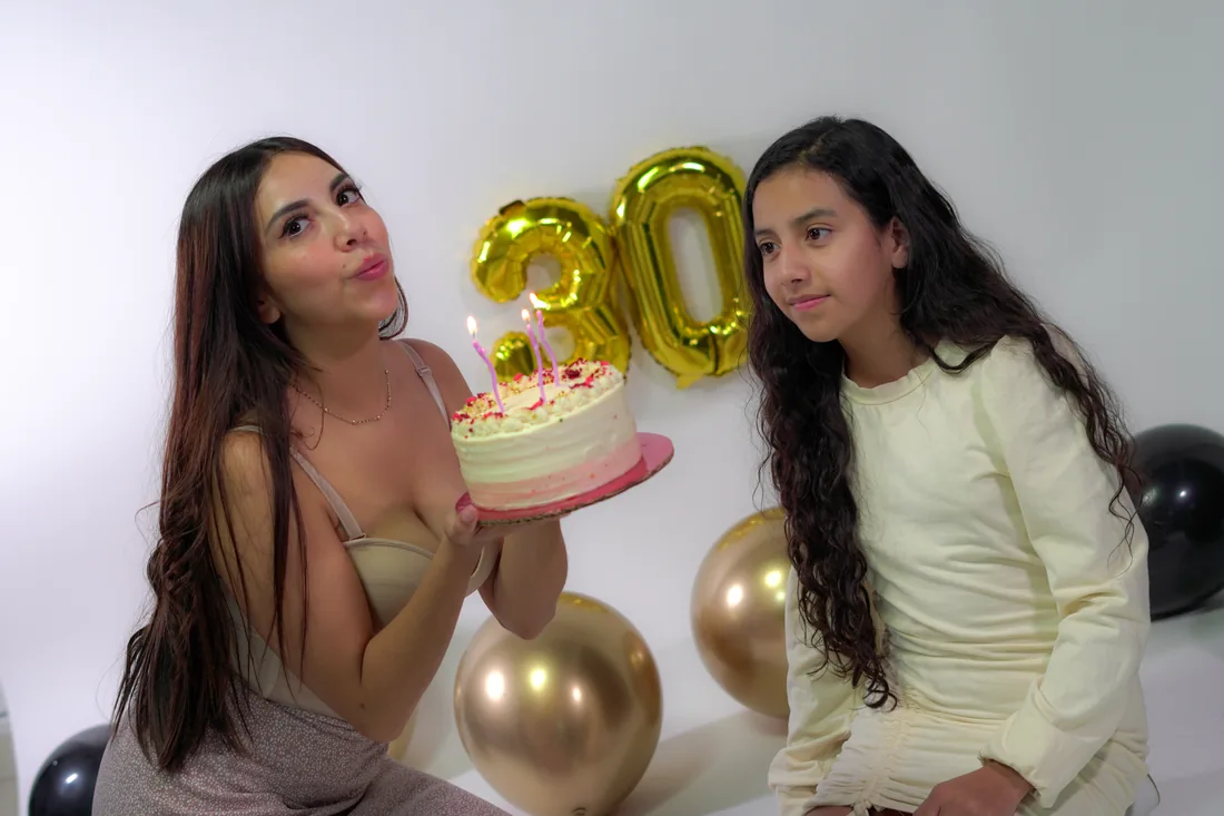 Sesión de fotos de cumpleaños en estudio con vestido nude y una amiga sobre fondo blanco, toma 86