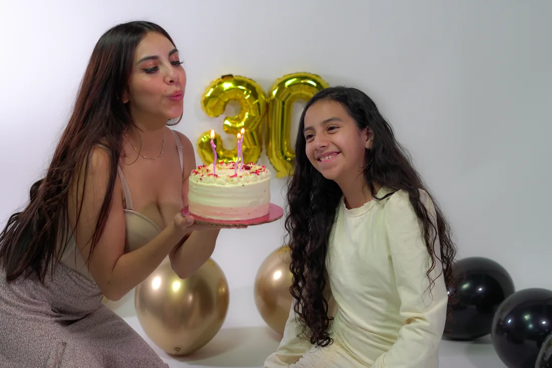 Sesión de fotos de cumpleaños en estudio con vestido nude y una amiga sobre fondo blanco, toma 87