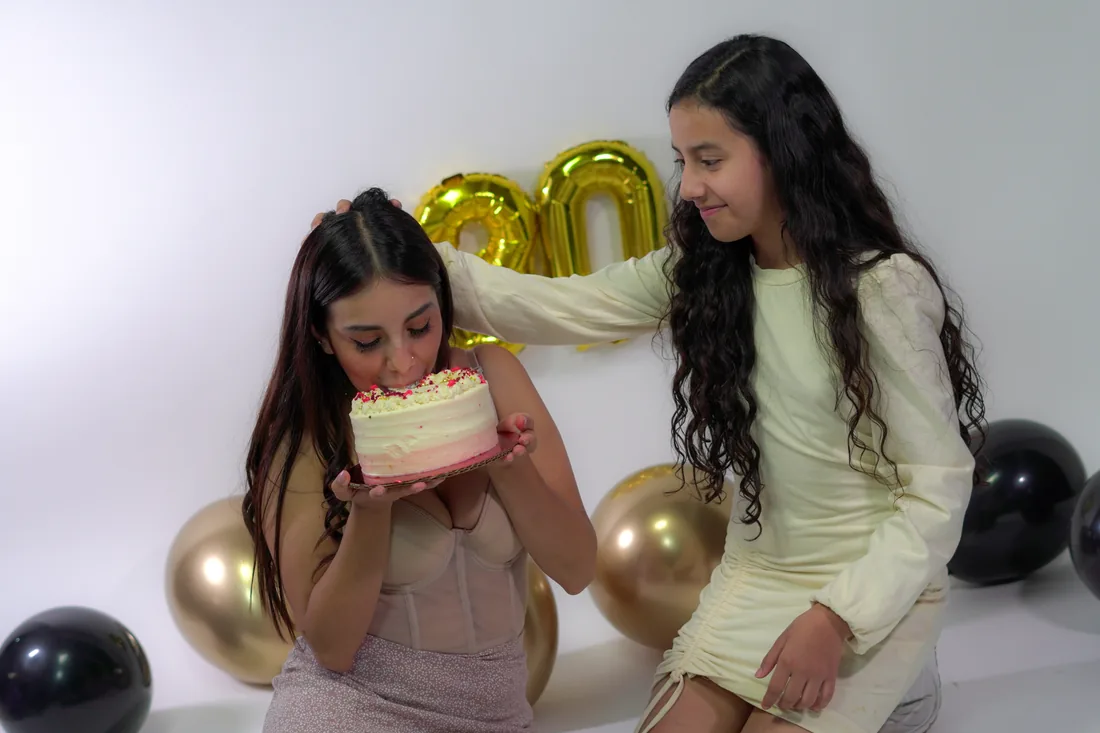 Sesión de fotos de cumpleaños en estudio con vestido nude y una amiga sobre fondo blanco, toma 89