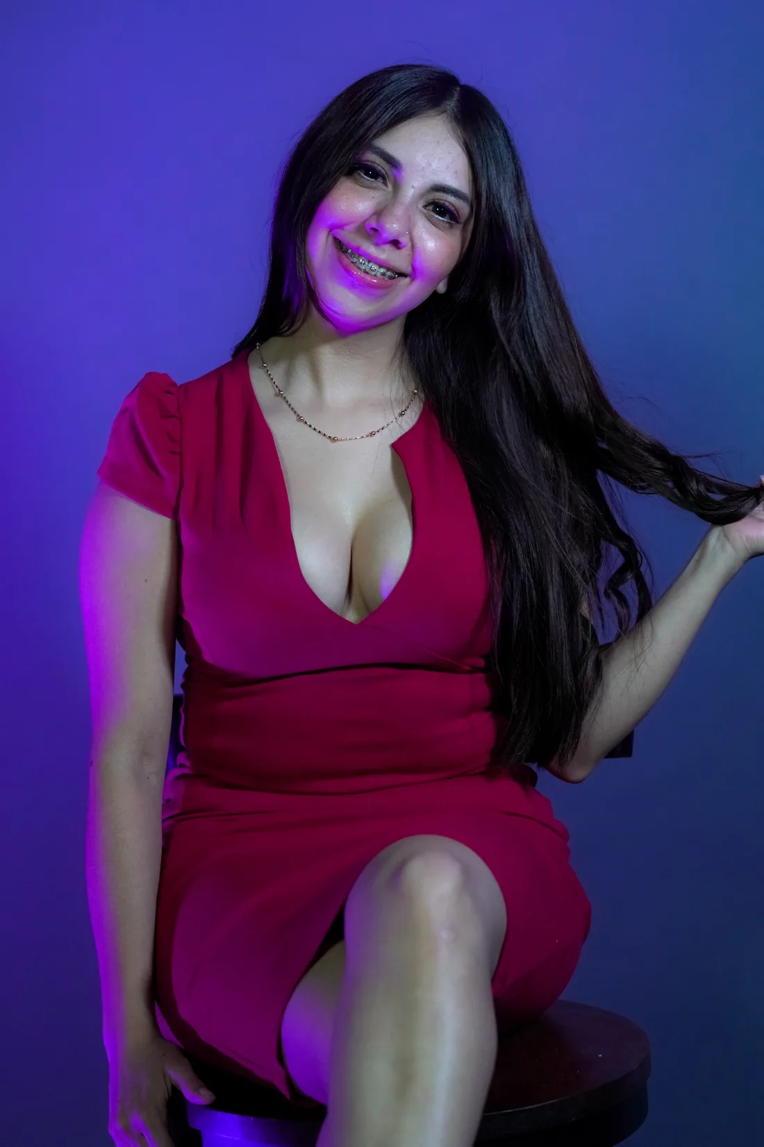 Sesión de fotos de cumpleaños en estudio con vestido rojo e iluminación de color, toma 30