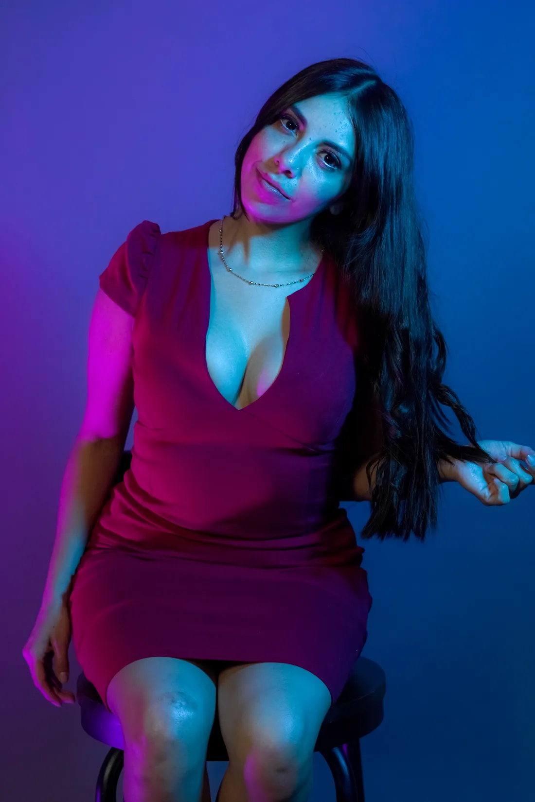 Sesión de fotos de cumpleaños en estudio con vestido rojo e iluminación de color, toma 31