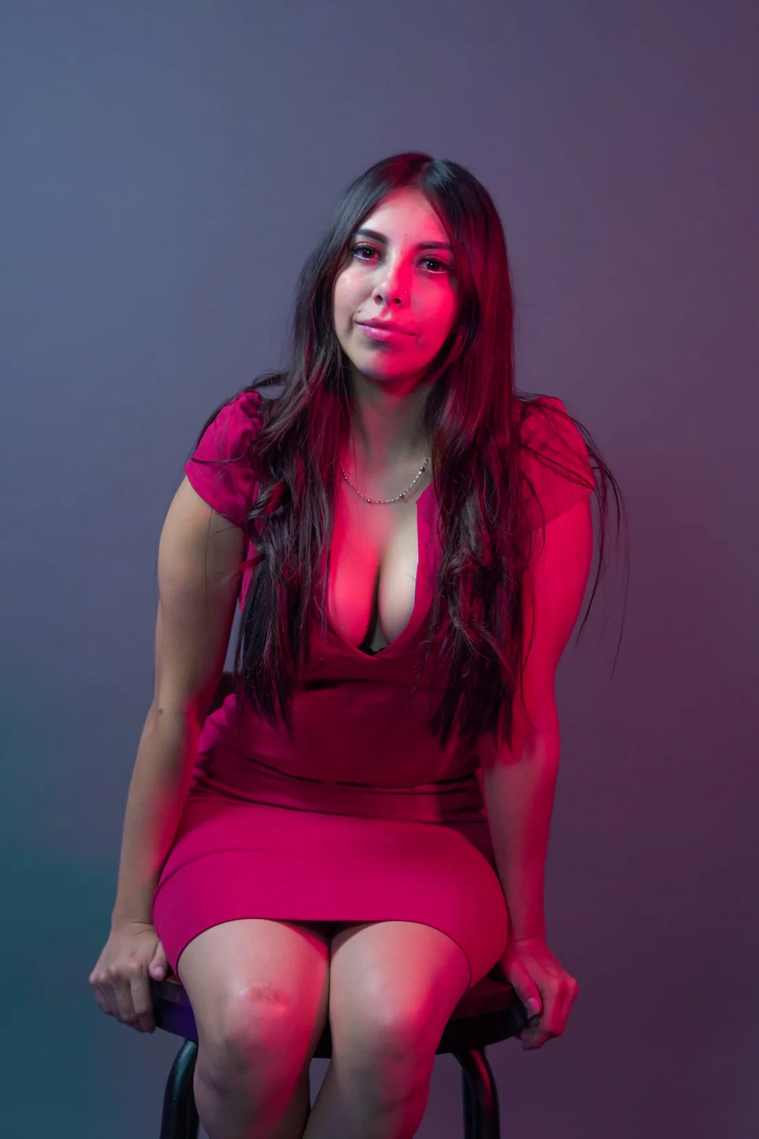 Sesión de fotos de cumpleaños en estudio con vestido rojo e iluminación de color, toma 33