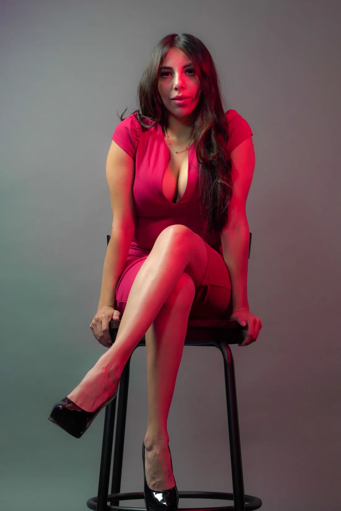 Sesión de fotos de cumpleaños en estudio con vestido rojo e iluminación de color, toma 35