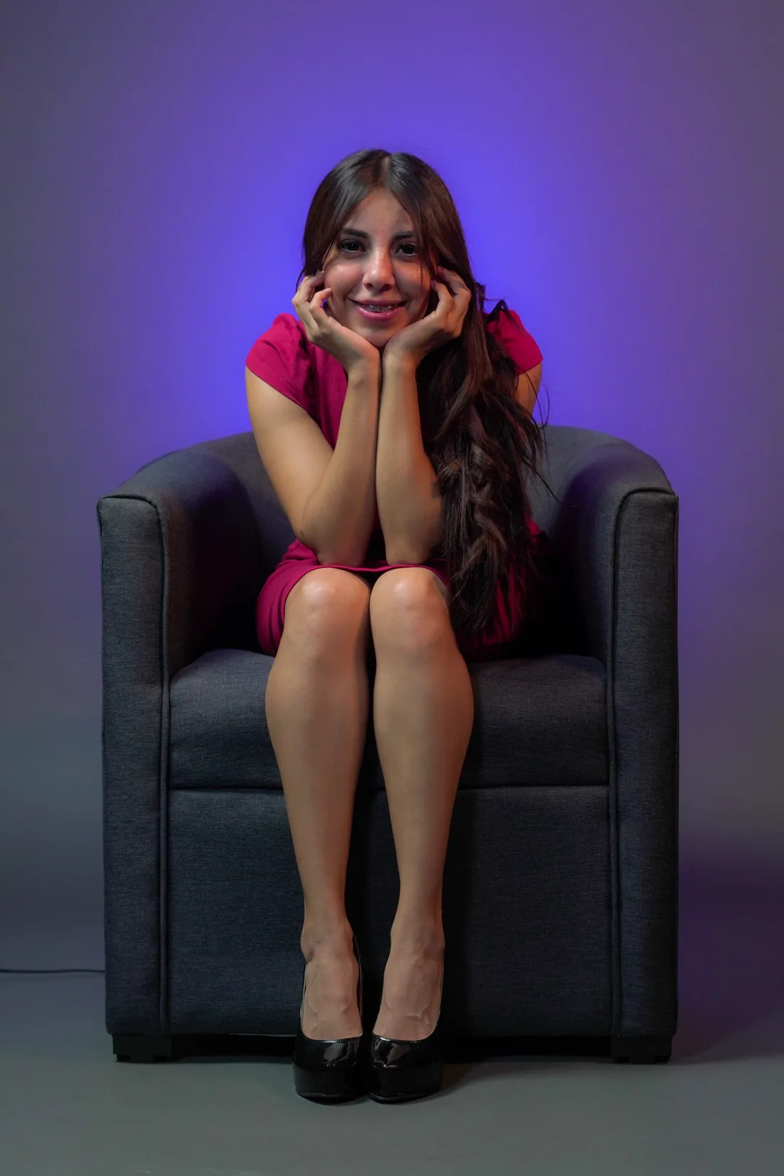 Sesión de fotos de cumpleaños en estudio con vestido rojo e iluminación de color, toma 38