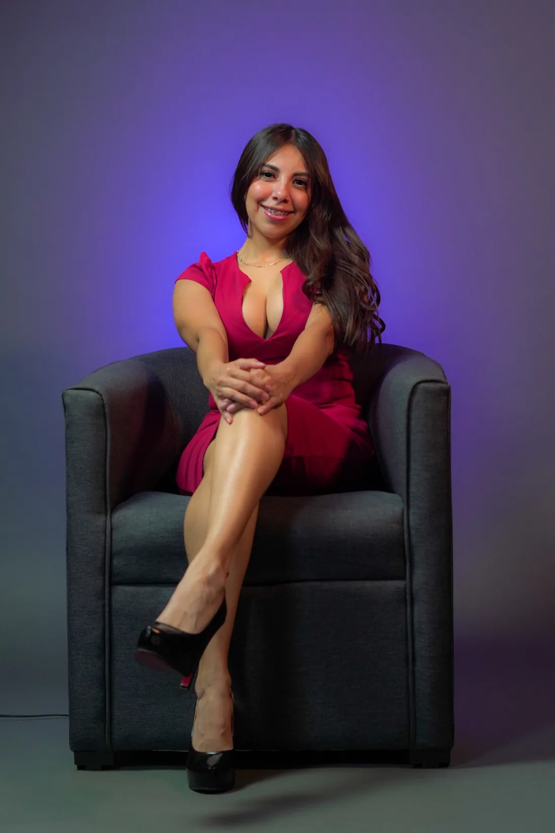 Sesión de fotos de cumpleaños en estudio con vestido rojo e iluminación de color, toma 42