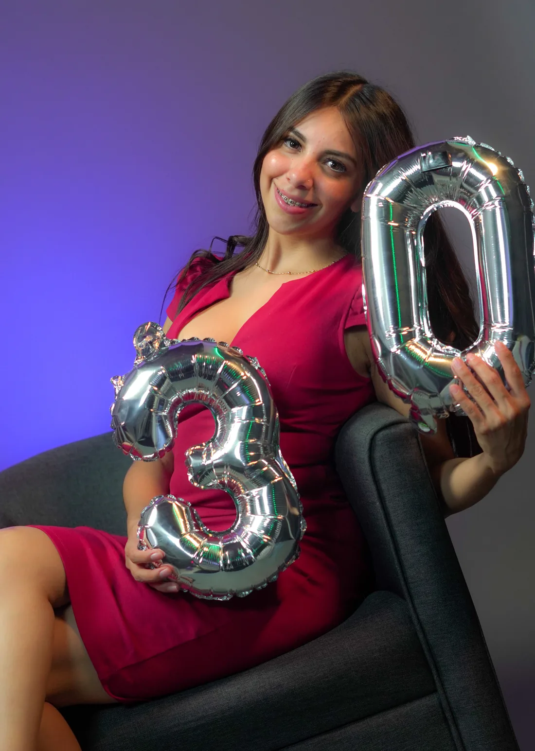 Sesión de fotos de cumpleaños en estudio con vestido rojo e iluminación de color, toma 44