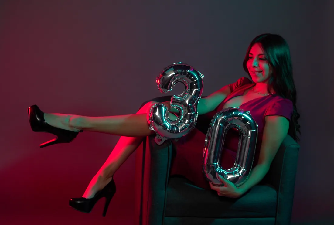 Sesión de fotos de cumpleaños en estudio con vestido rojo e iluminación de color, toma 46