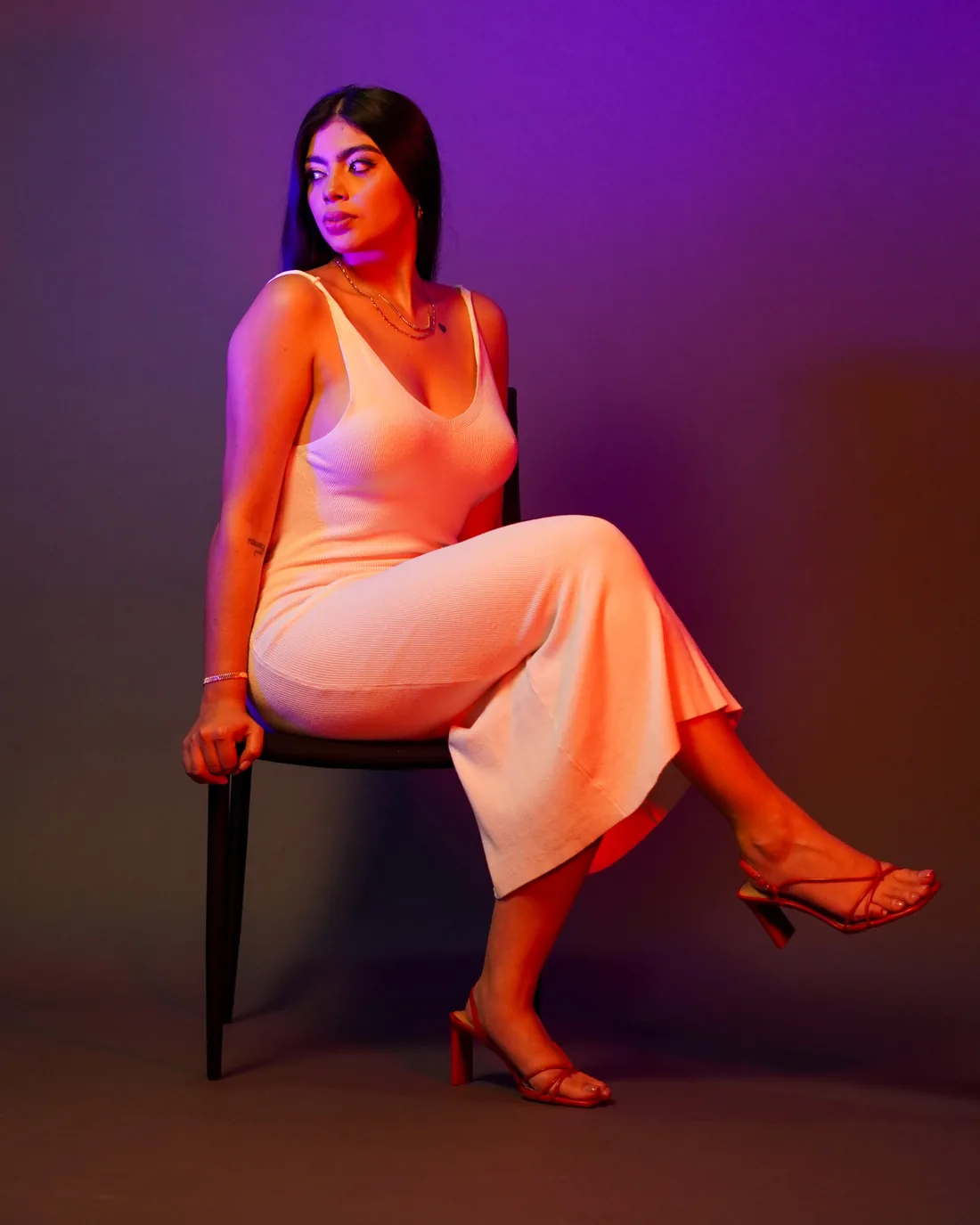 Sesión de fotos en estudio con vestido claro e iluminación de color