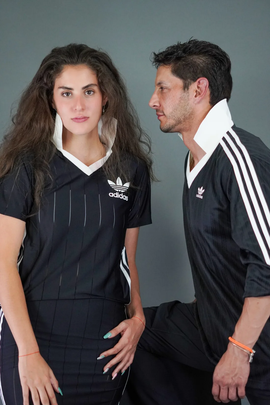 Sesión de fotos en pareja con ropa deportiva sobre fondo gris