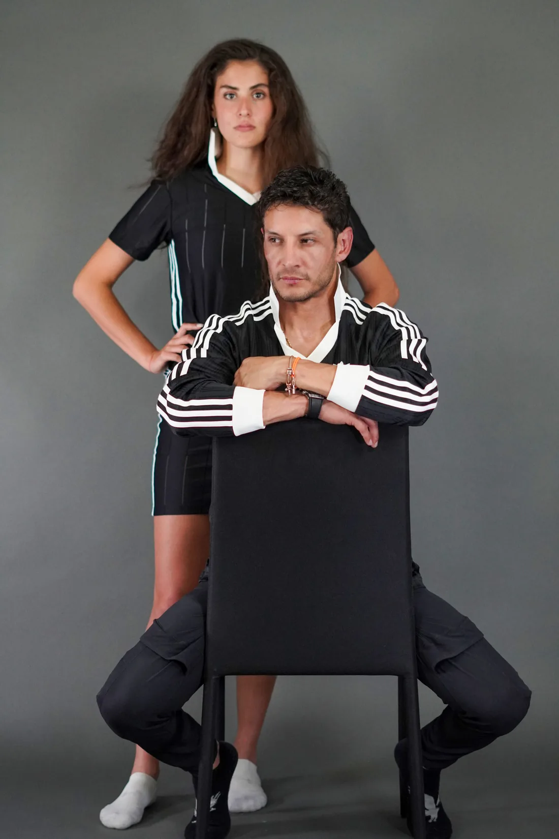 Sesión de fotos en pareja con silla en estudio