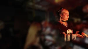 Talia Eisset DJ mezclando en cabina frente a una pista llena en la Ciudad de México