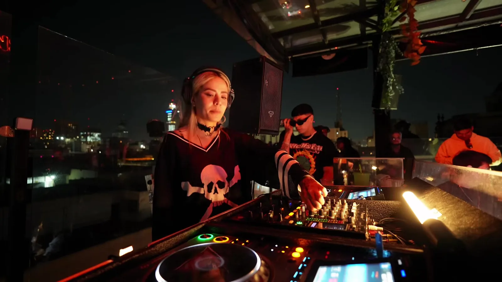 Talia Eisset mezclando en reproductores Pioneer durante un set de techno