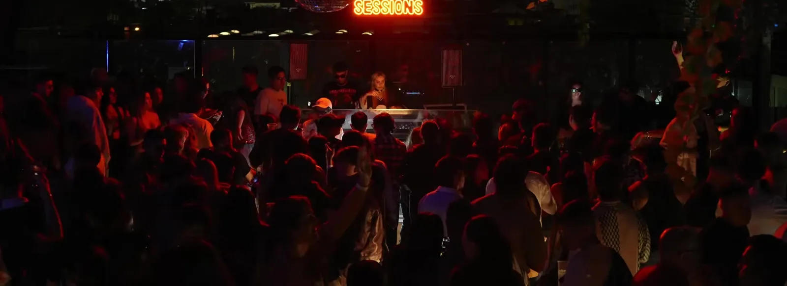 Rooftop lleno durante un set en vivo de Talia Eisset en la Ciudad de México