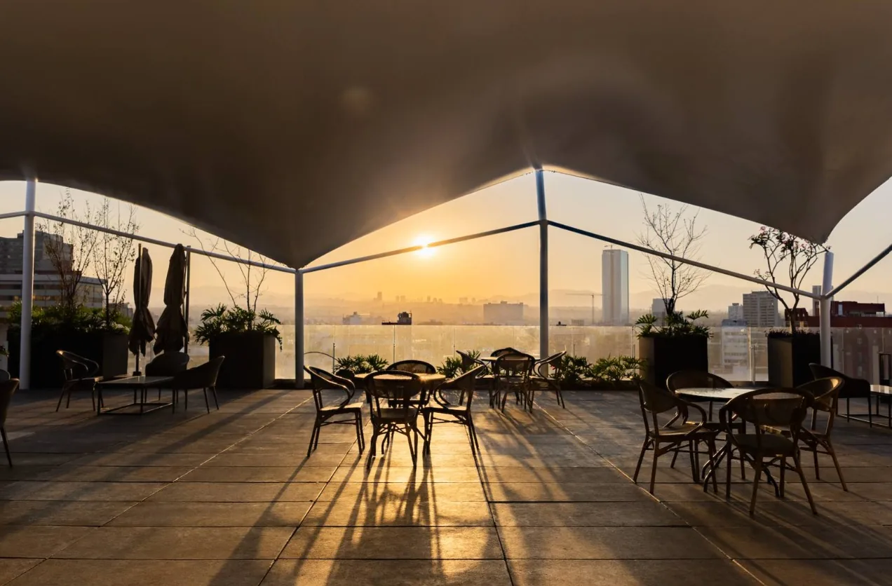 Terraza Condesa 3 — carpa arquitectónica al atardecer