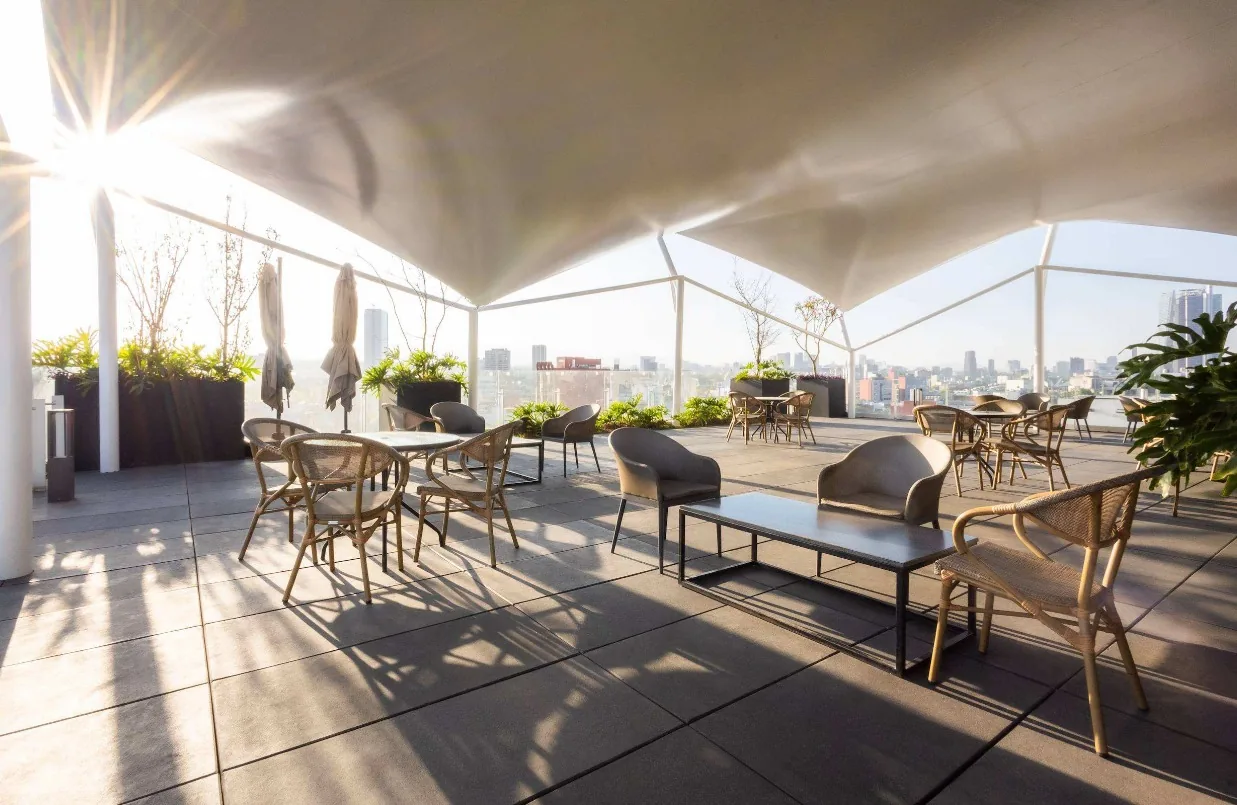 Terraza Condesa 3 — salas lounge con luz natural