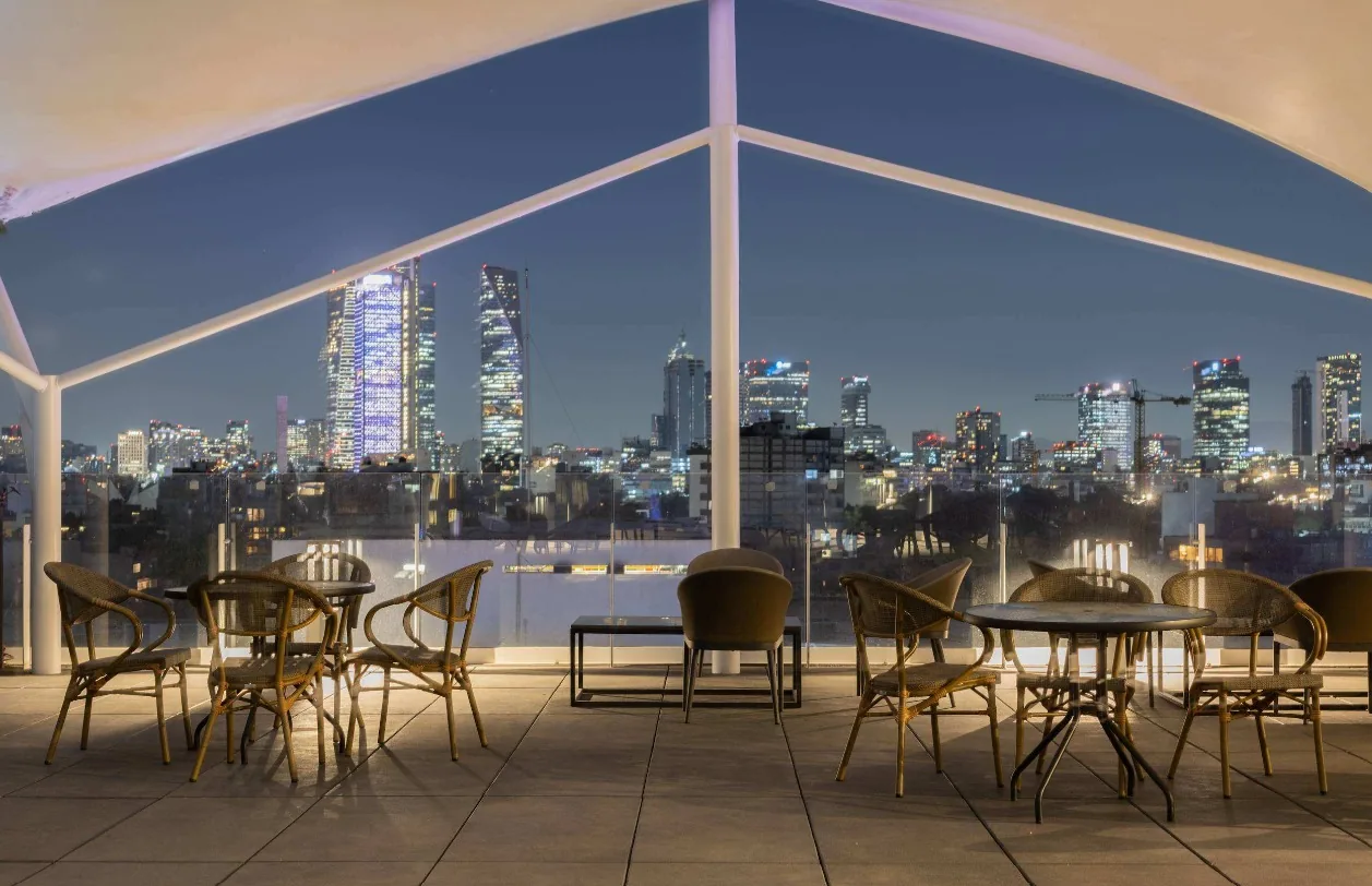 Terraza Condesa 3 — rooftop con carpa y vista nocturna a Reforma