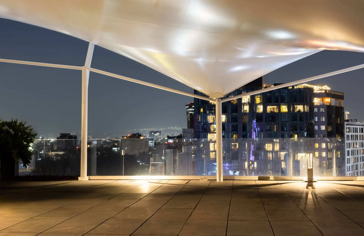 Terraza Condesa 3 — mesas de exterior y skyline