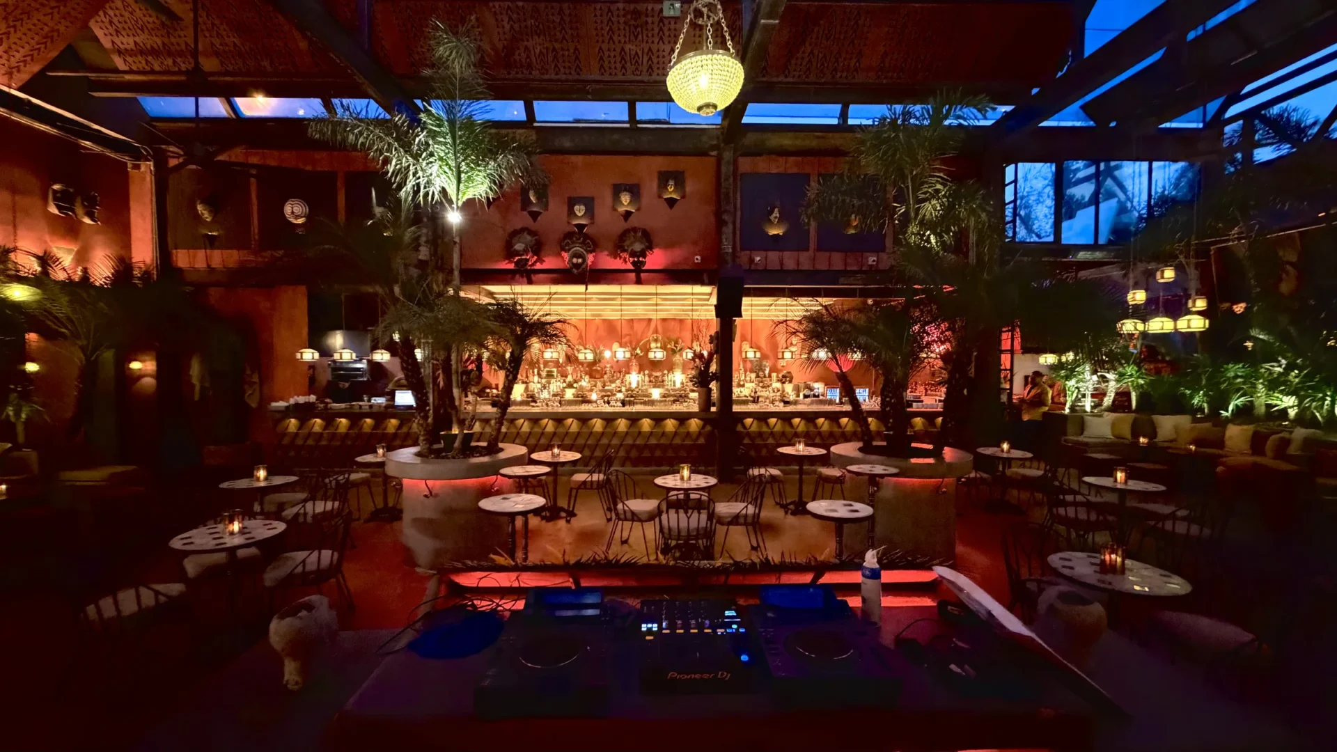 Terraza Roma 11 — la terraza de noche con iluminación cálida y DJ en vivo