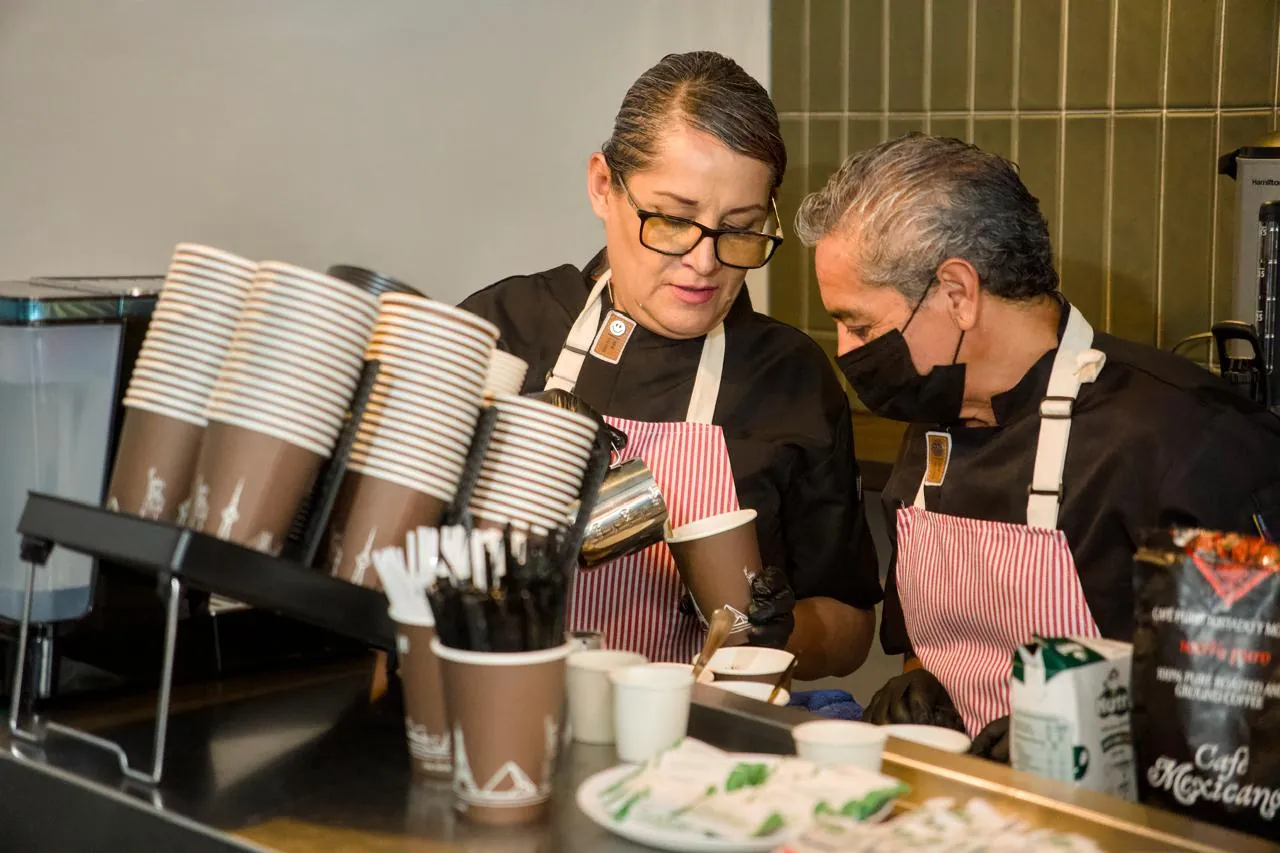 Baristas preparando café en coffee break ejecutivo para evento corporativo en CDMX