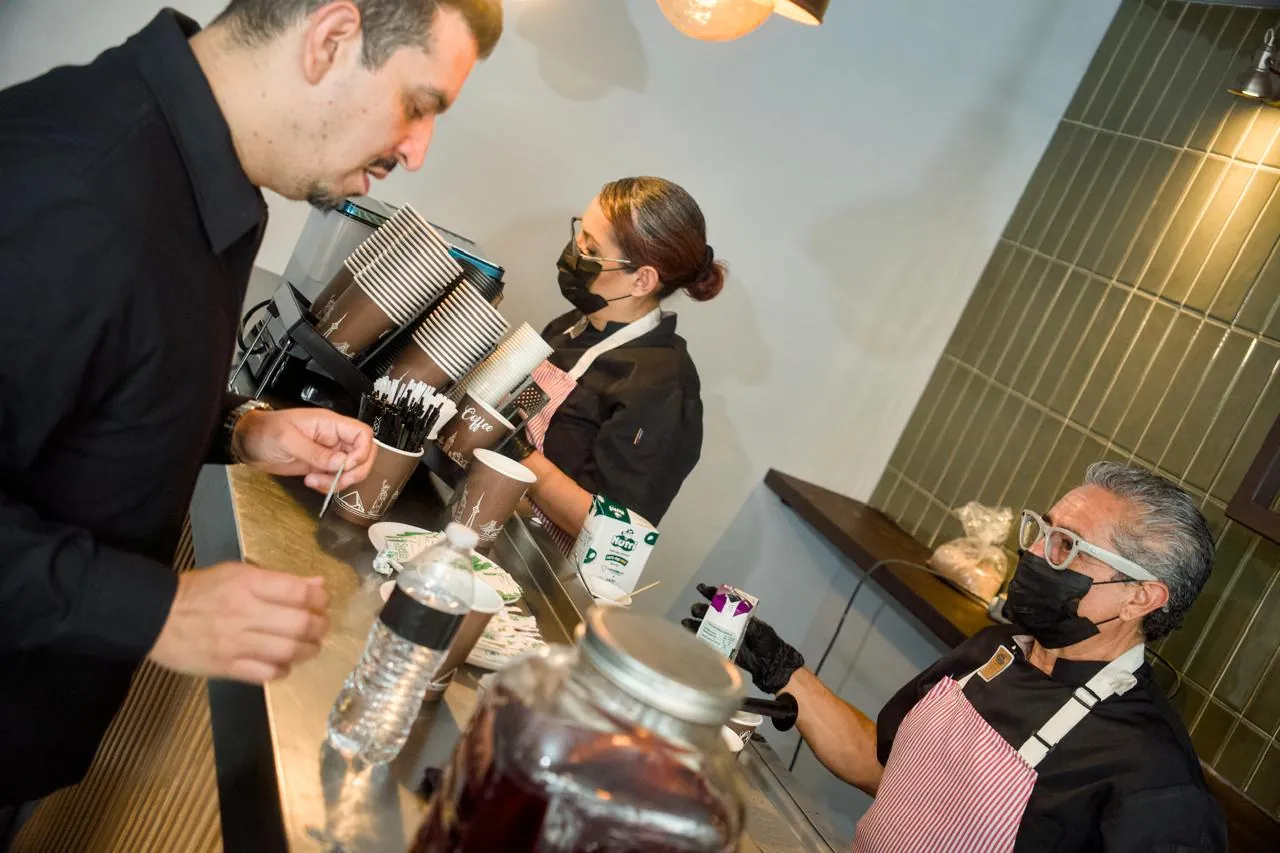 Barra de café con baristas para coffee break de evento empresarial en CDMX