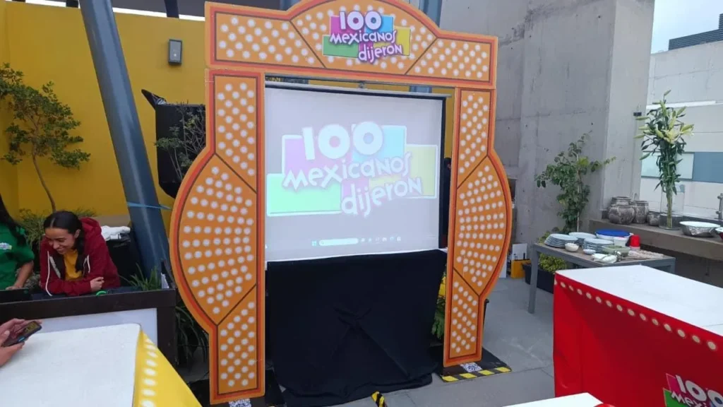 Set del juego 100 mexicanos dijeron con pantalla para posada empresarial en CDMX