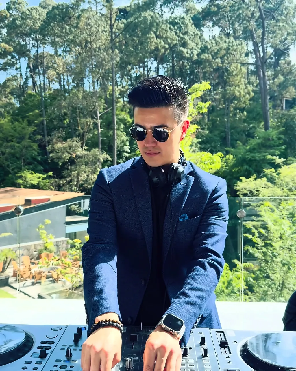 Patrick Fader DJ de house en cabina durante un evento en terraza en la Ciudad de México