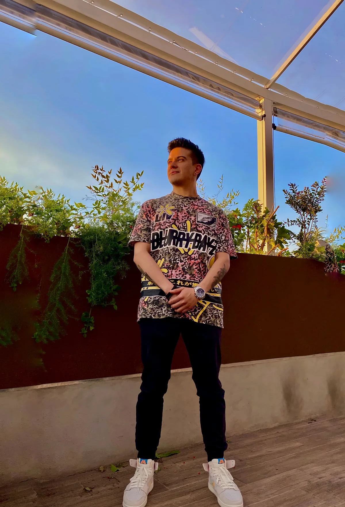 Retrato de Patrick Fader, DJ de la Ciudad de México, en una terraza al atardecer