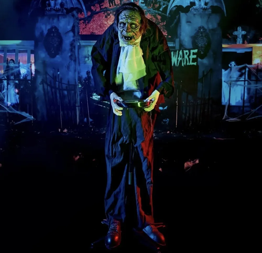 Animatrónico Mayordomo de 1.52 m para renta en eventos de Halloween en CDMX