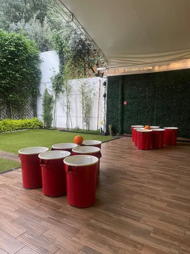 Beer pong gigante con vasos rojos XL montado en terraza para evento
