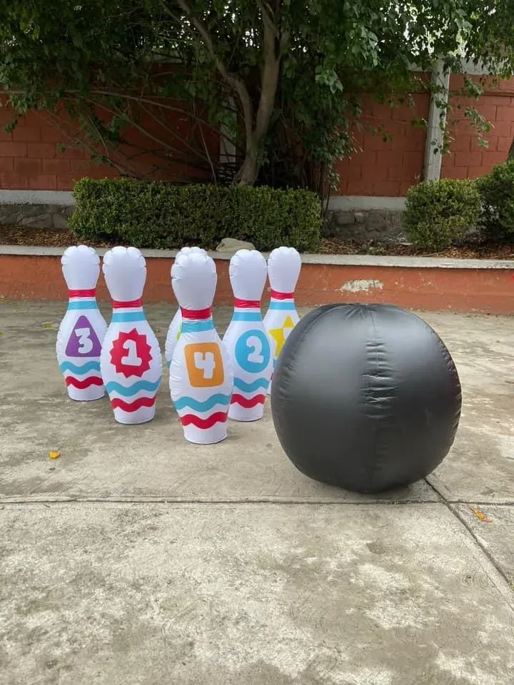 Boliche gigante inflable con pinos de colores para eventos