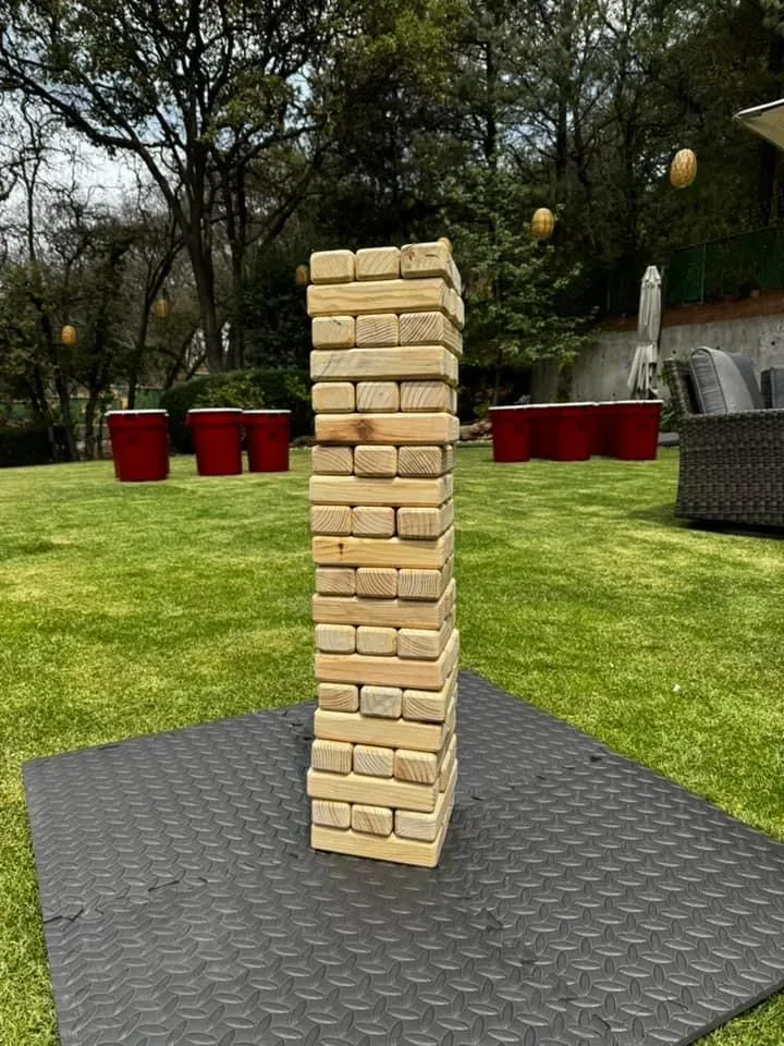 Renta de jenga gigante de madera para eventos en CDMX
