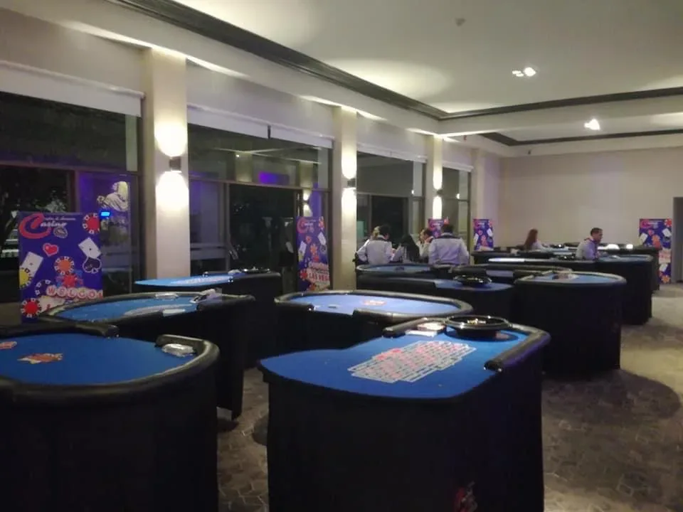 Mesas de casino montadas en un salón para evento corporativo en CDMX