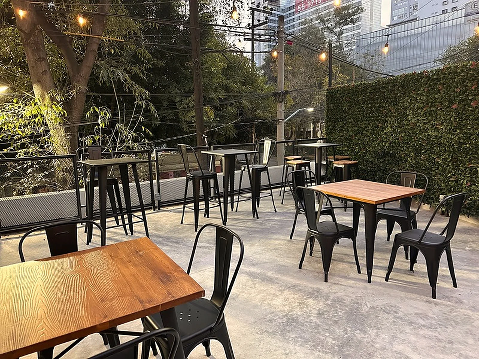 Terraza Polanco 5 montada para un cumpleaños al atardecer